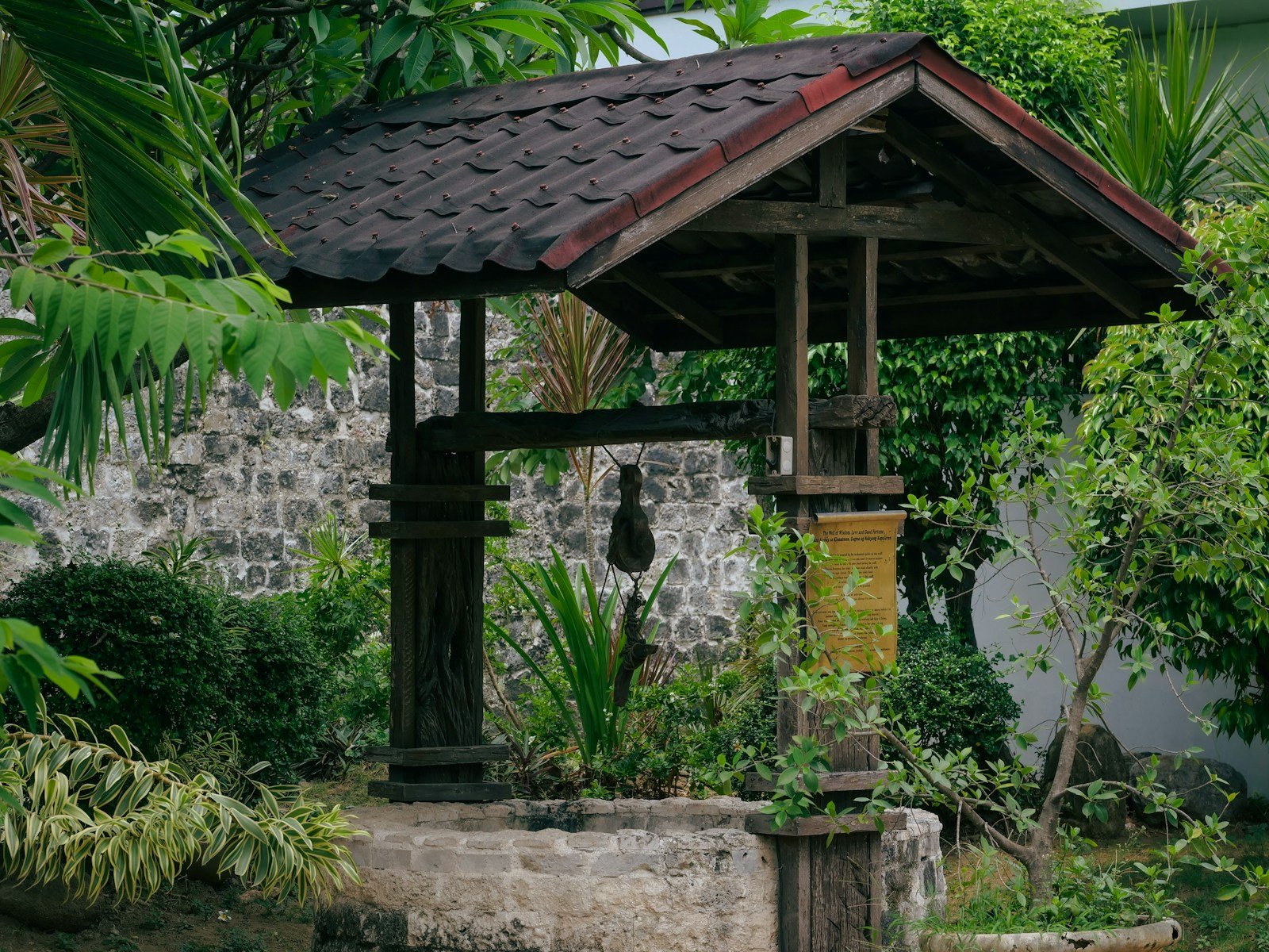 Puits en pierre au fond d'un jardin