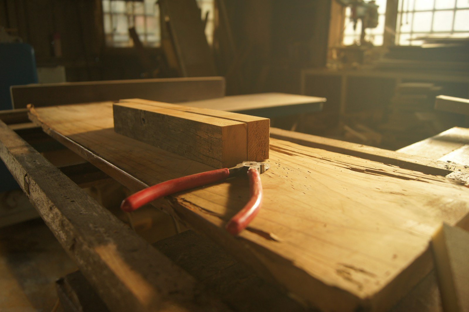 Serre-joints de différentes longueurs posés sur une table d'atelier avant un collage