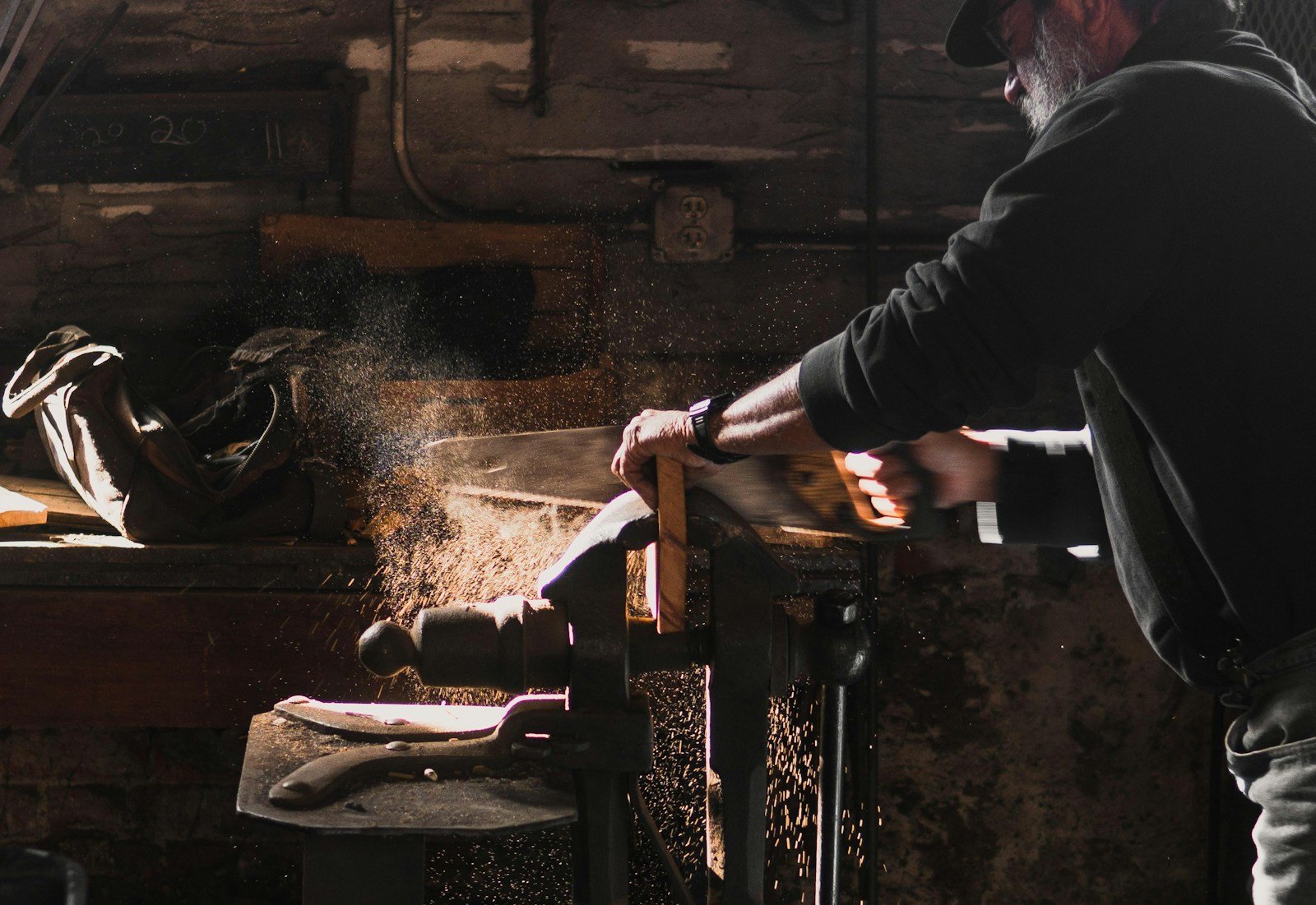 Têtes de merlin et de hache à fendre avec leurs manches en bois et en composite